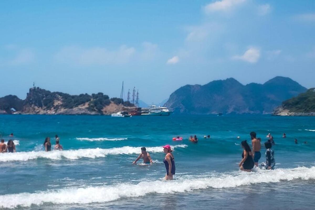un grup de persones a l'aigua a la platja