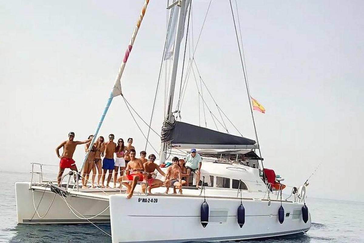 un grup de oameni pe o barcă pe apă
