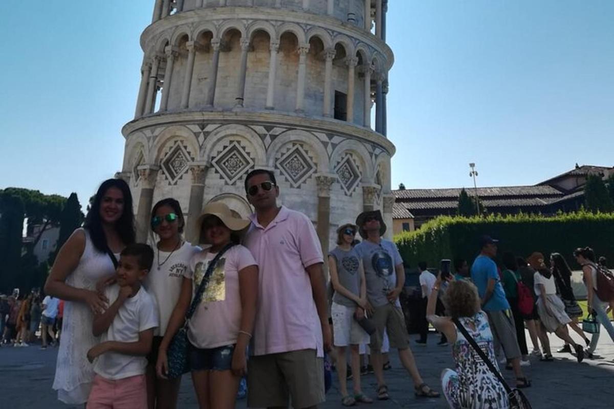 egy csoport ember áll a ferde torony előtt