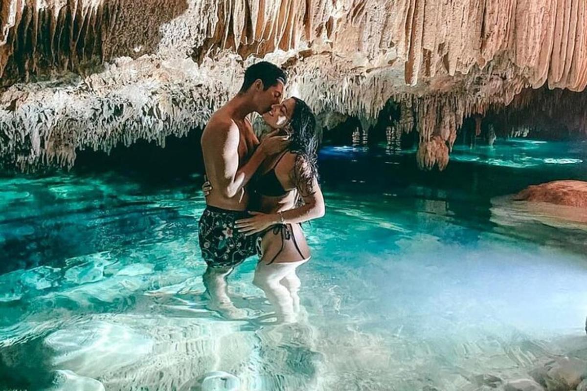 un uomo e una donna in piedi nell'acqua