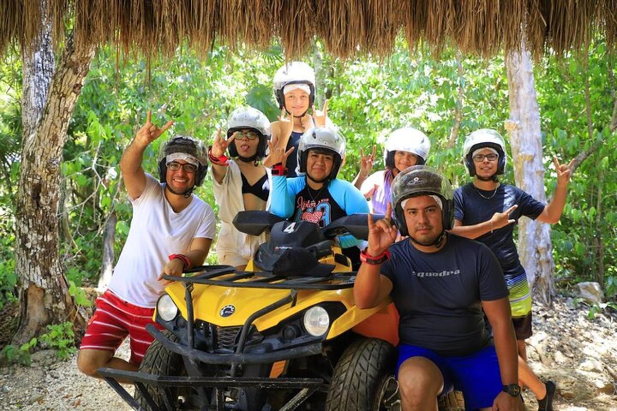 un grup de persones posant per a una foto amb un quad