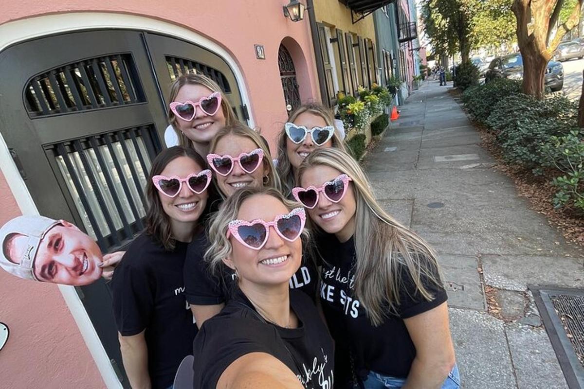 un grup de fete care pozează pentru o fotografie în fața unei clădiri