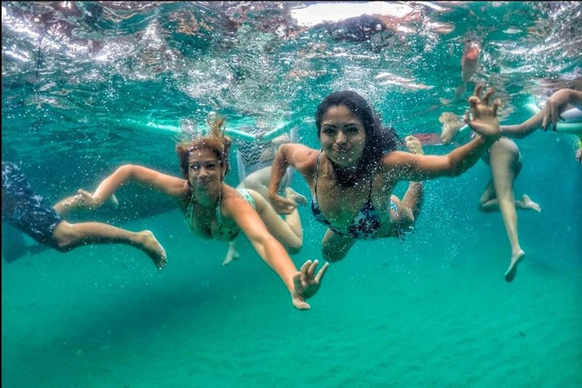 un gruppo di persone che nuotano nell'acqua
