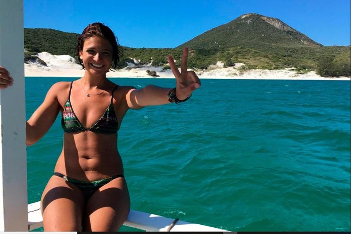 žena u bikiniju stoji na brodu u vodi