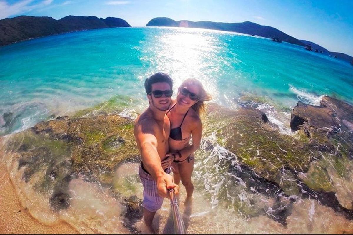muškarac i žena stoje na plaži