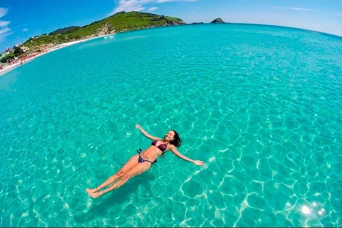 una donna sdraiata nell'acqua dell'oceano