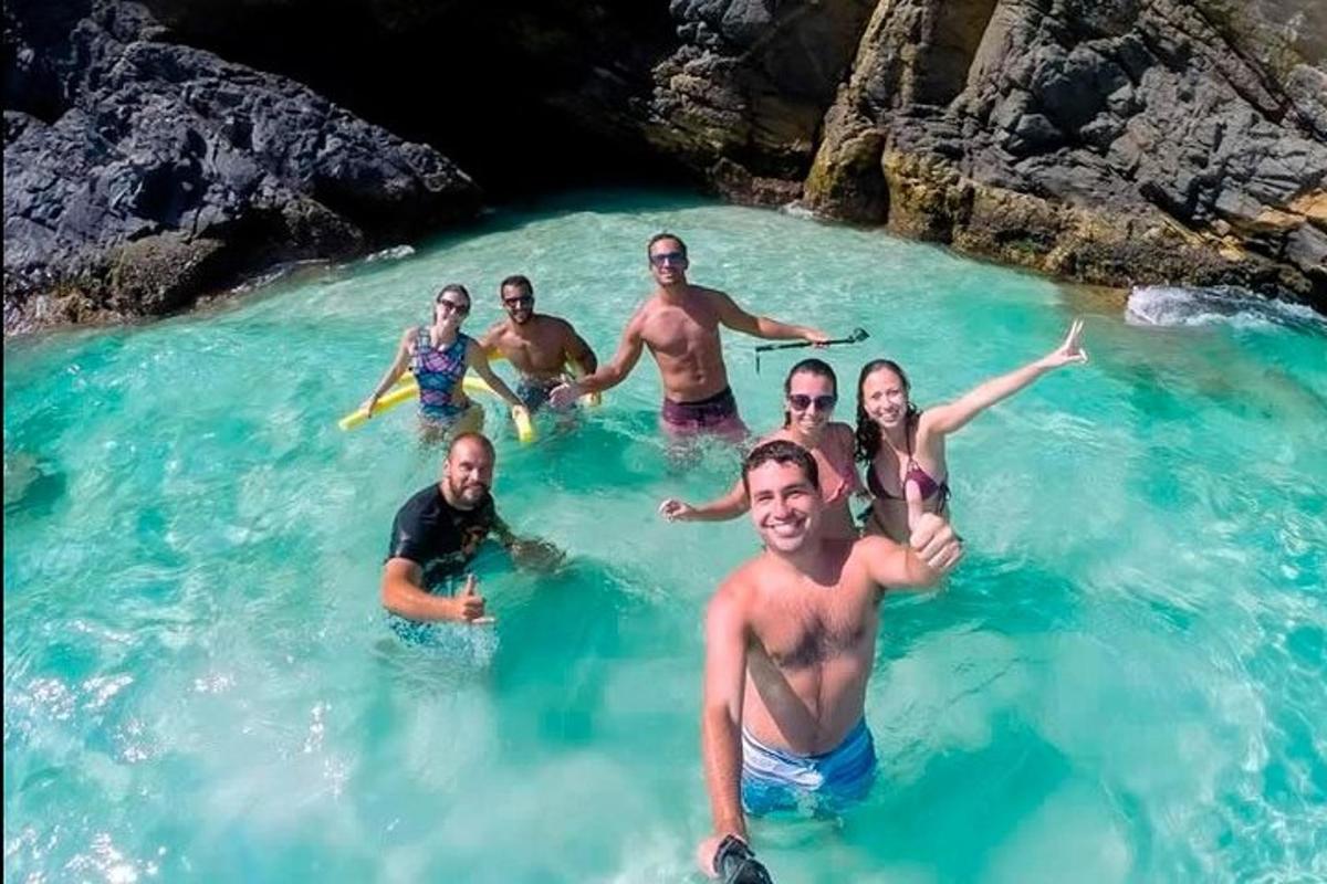 un gruppo di persone che nuotano nell'acqua blu