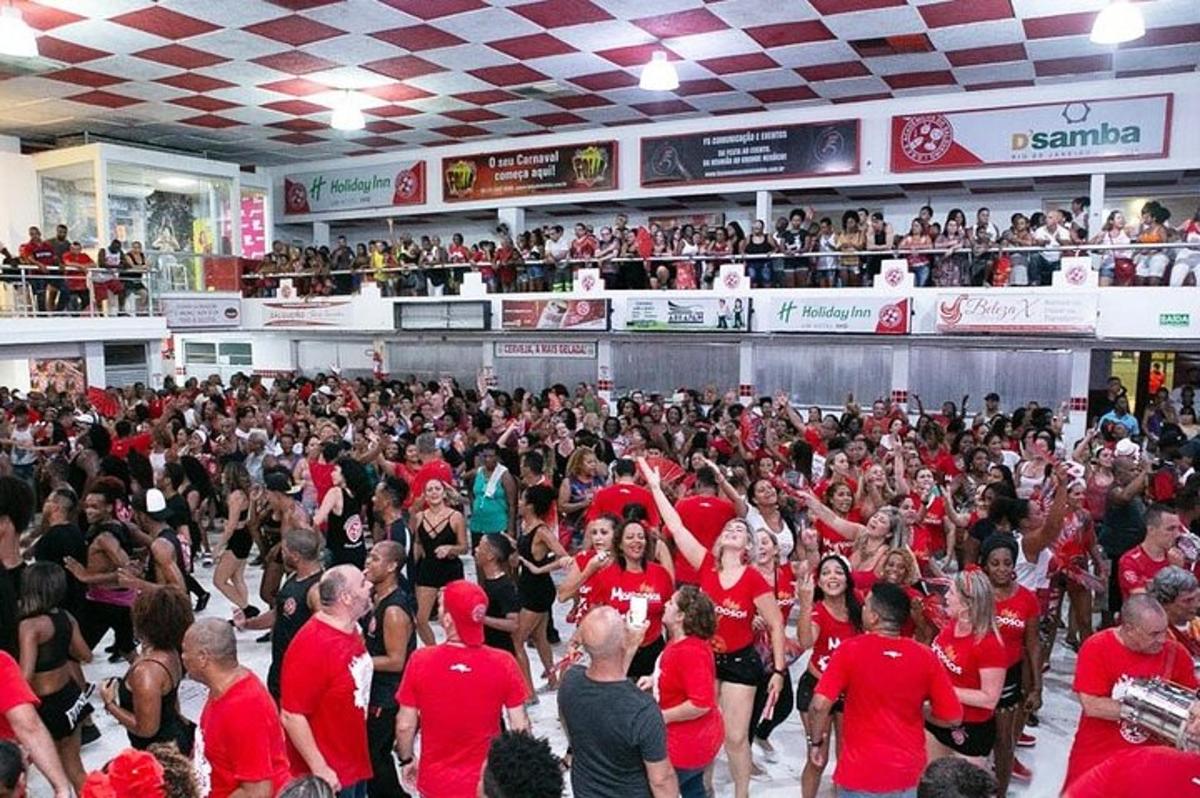 ένα μεγάλο πλήθος ανθρώπων με κόκκινα πουκάμισα σε ένα δωμάτιο