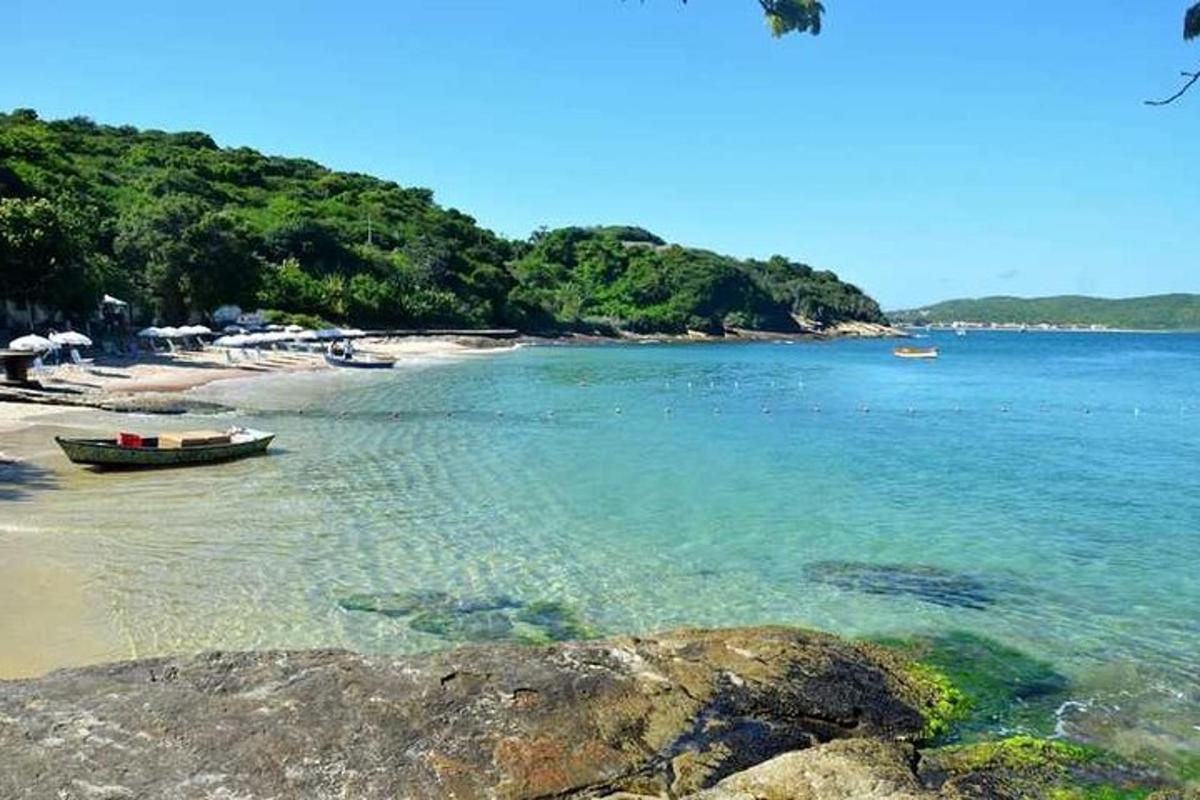 egy strand, ahol egy csónak van a vízben