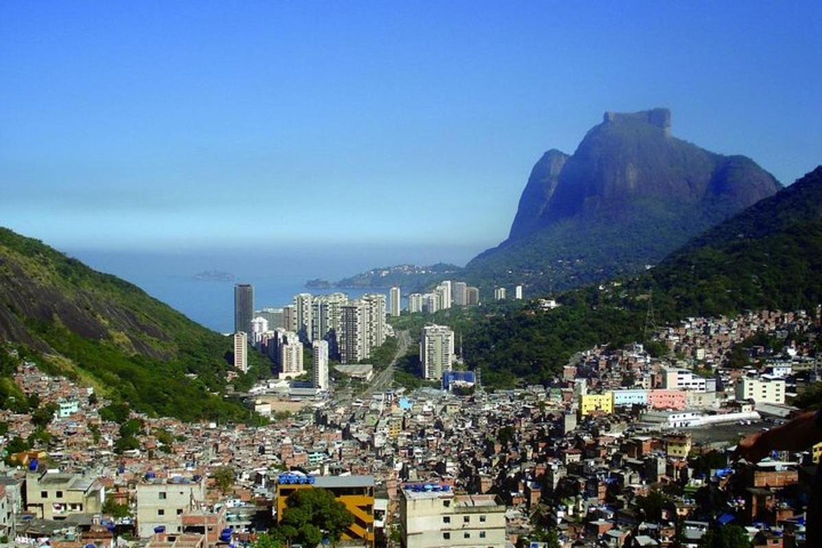 ein Blick auf eine Stadt mit einem Berg im Hintergrund