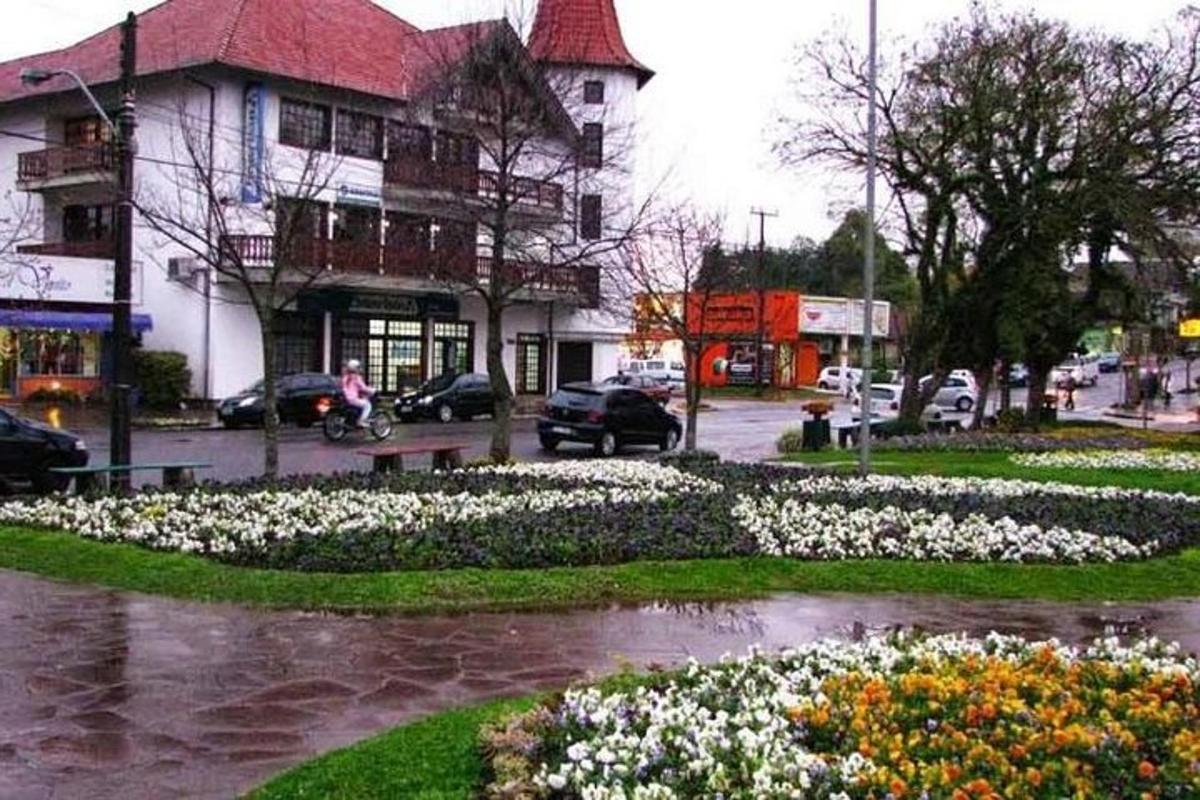 egy virágos park az utca közepén