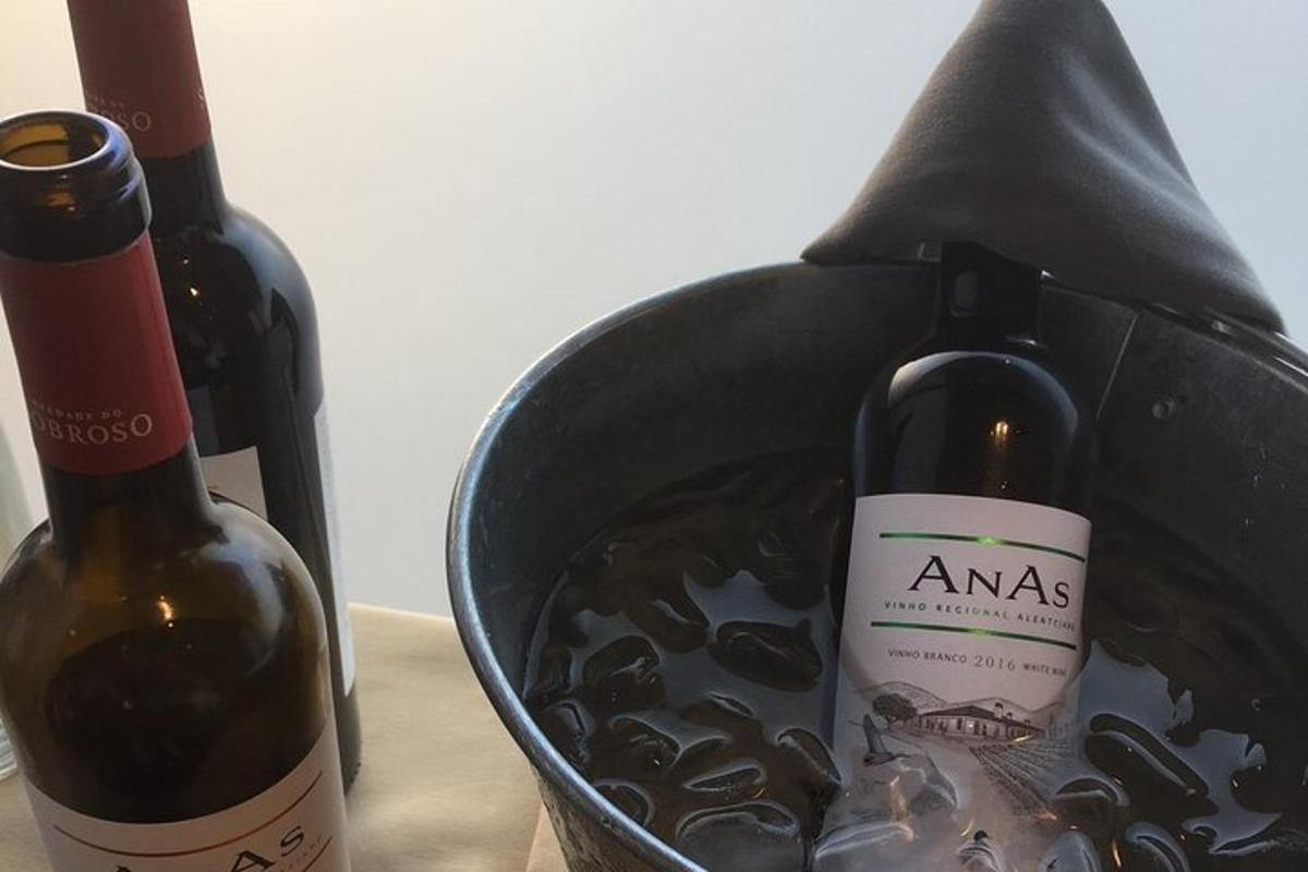 dve steklenici vina v vedru z vinskimi kozarci