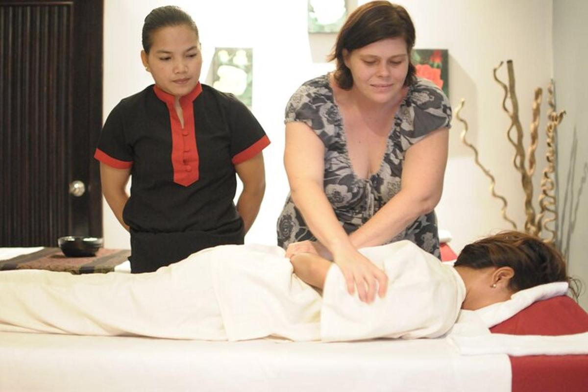 两个女人看着躺在床上的孩子