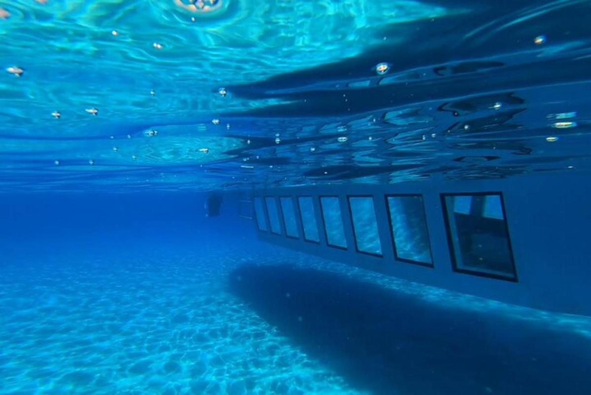 ein Swimmingpool mit blauem Wasser