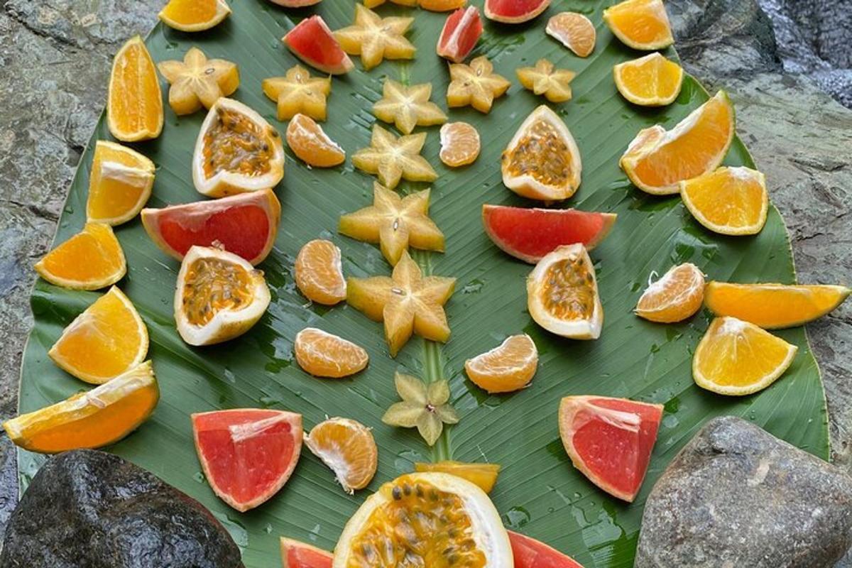 ein grüner Teller mit Orangen und anderen Früchten darauf