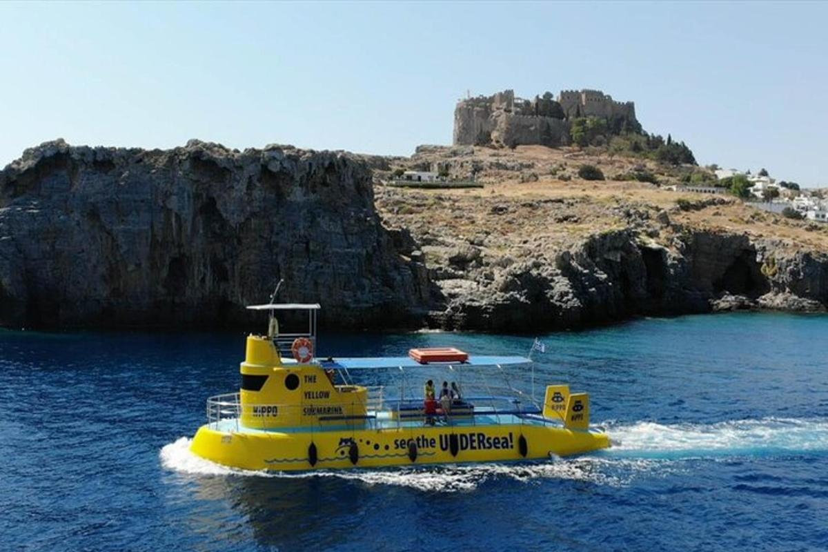bot kuning di dalam air berhampiran sebuah pulau