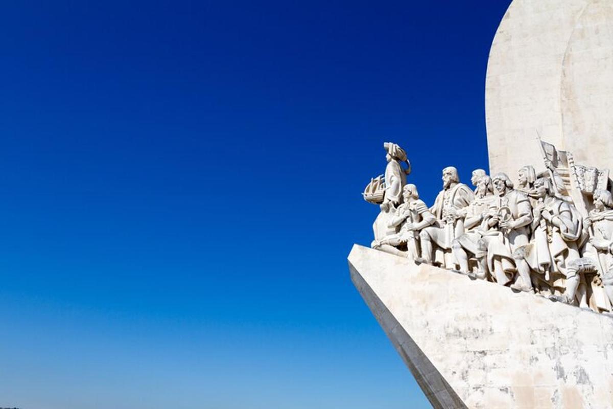 uma estátua de um grupo de pessoas em um monumento