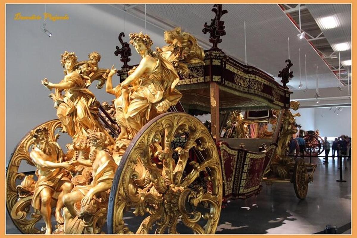 uma carruagem dourada em um museu com pessoas ao redor dela
