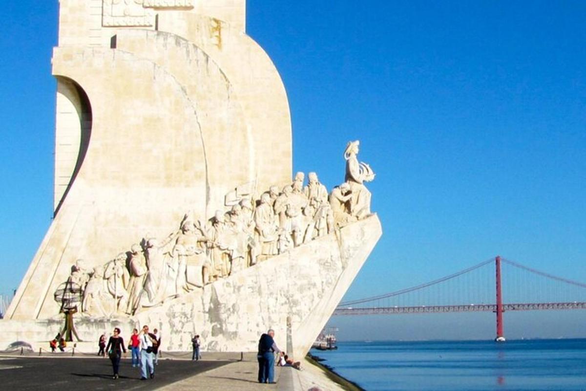 um grande monumento com uma ponte ao fundo