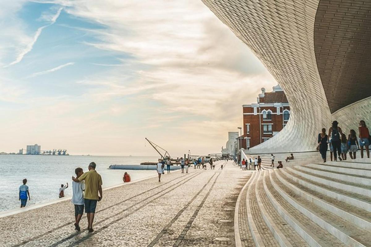 uma representação de uma praia com pessoas caminhando nela