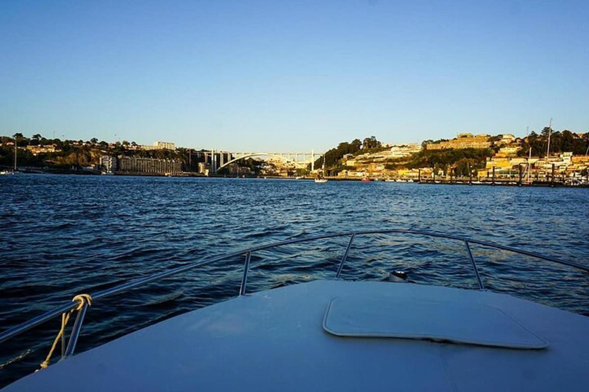 um barco em um corpo d'água com uma cidade