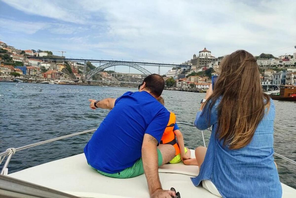 um homem e uma mulher sentados em um barco na água