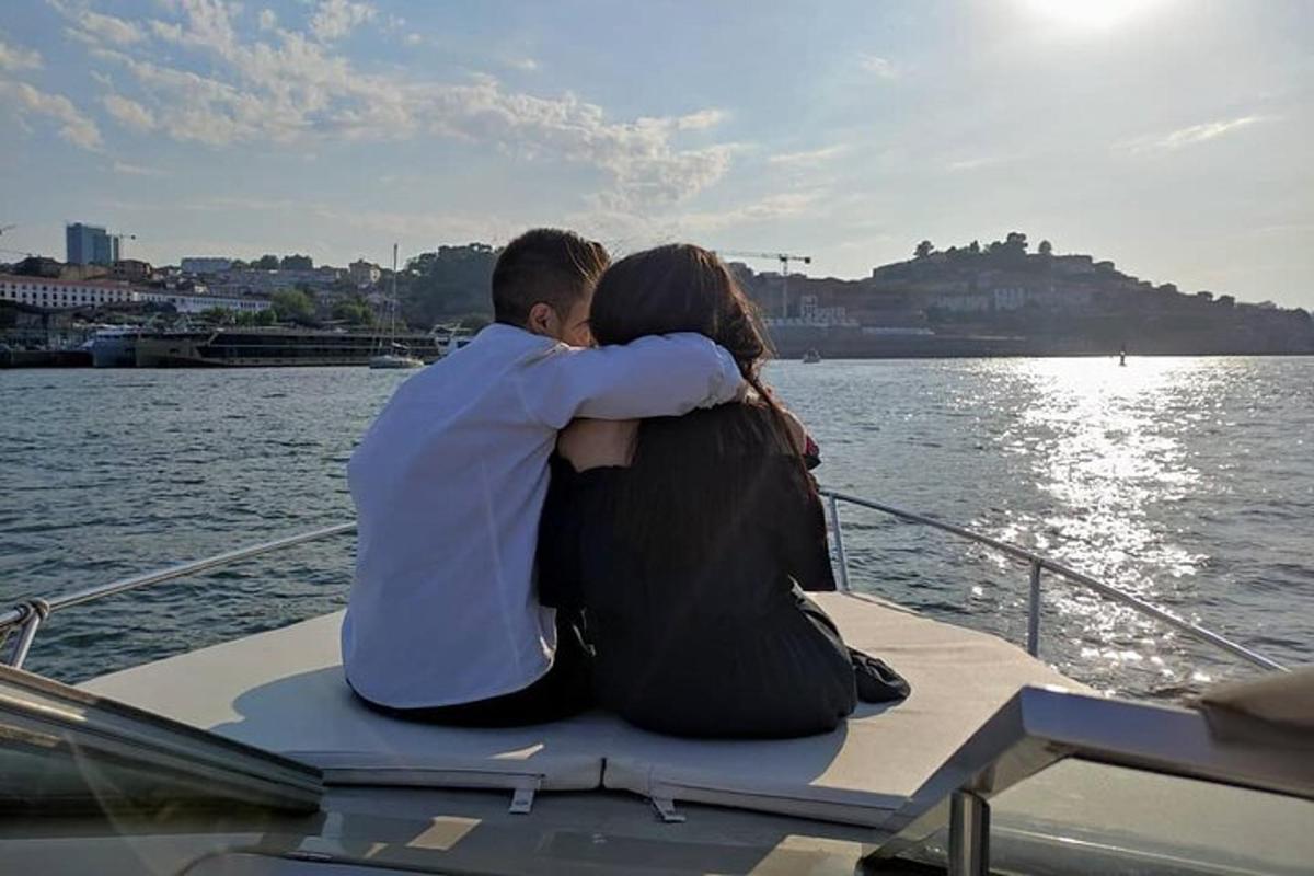 Un hombre y una mujer sentados en la parte delantera de un barco