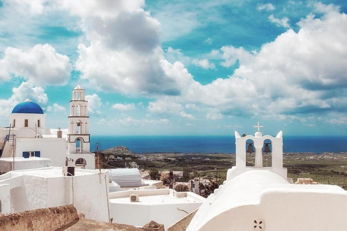 una vista d'una església blanca i l'oceà