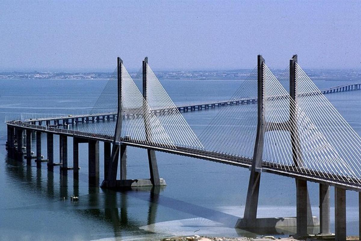 một cây cầu lớn trên mặt nước với