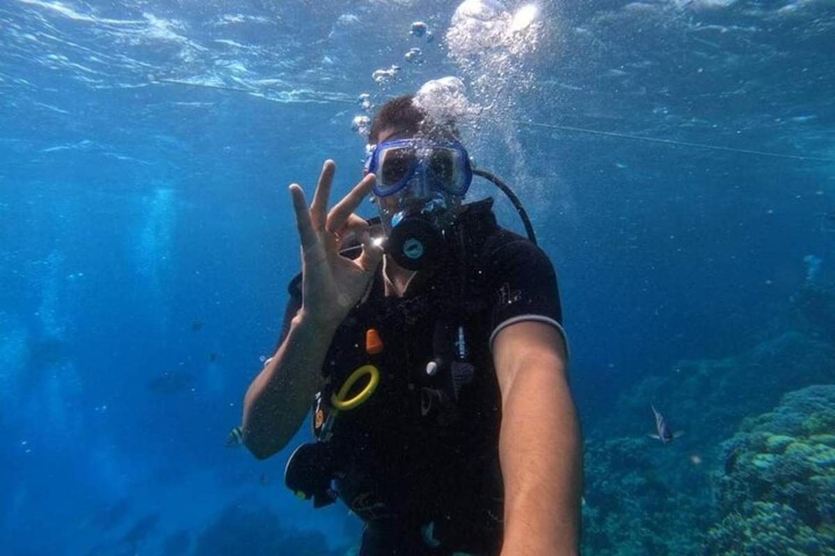 una persona tomando una fotografía de un buceador en el agua