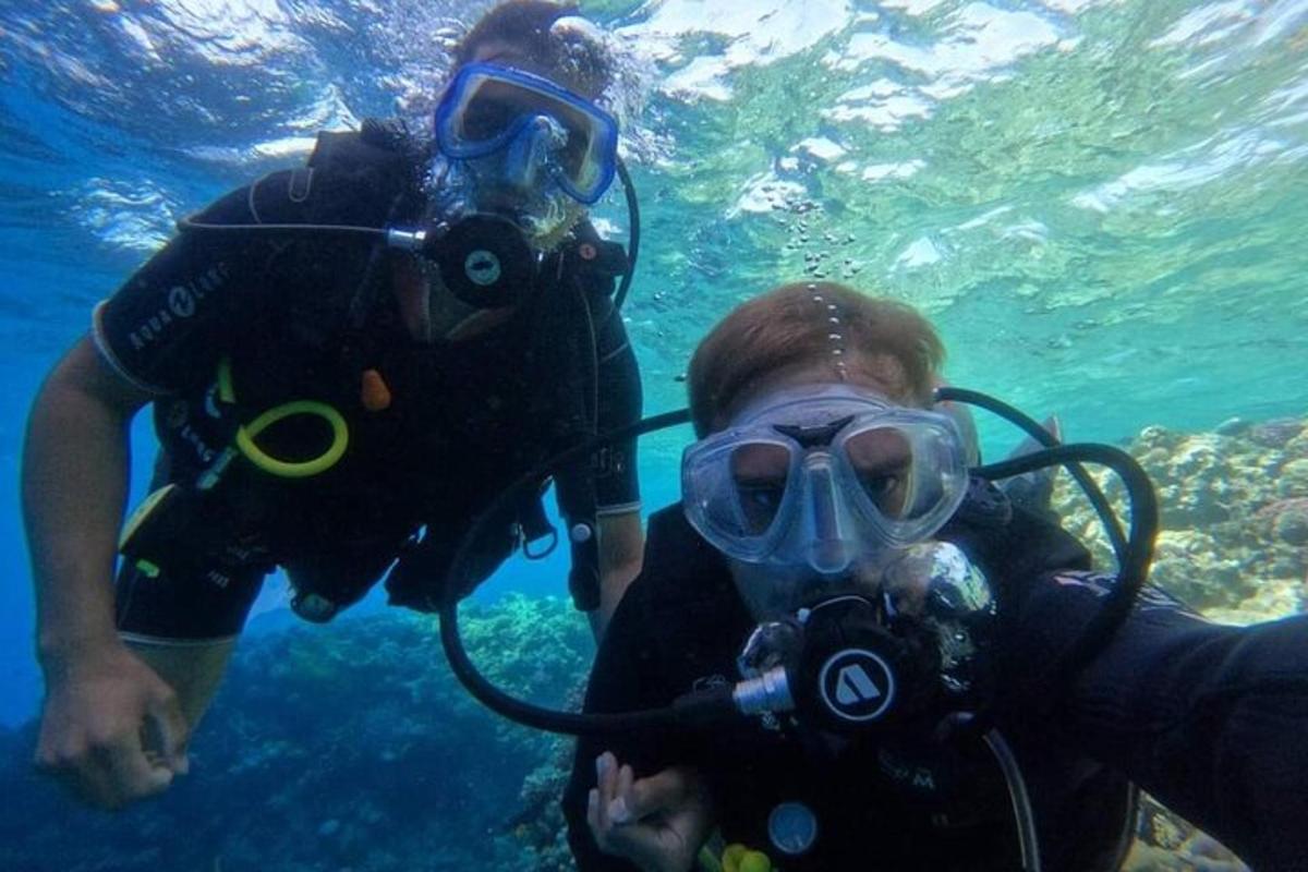 Dos personas en el agua con una máscara de gas