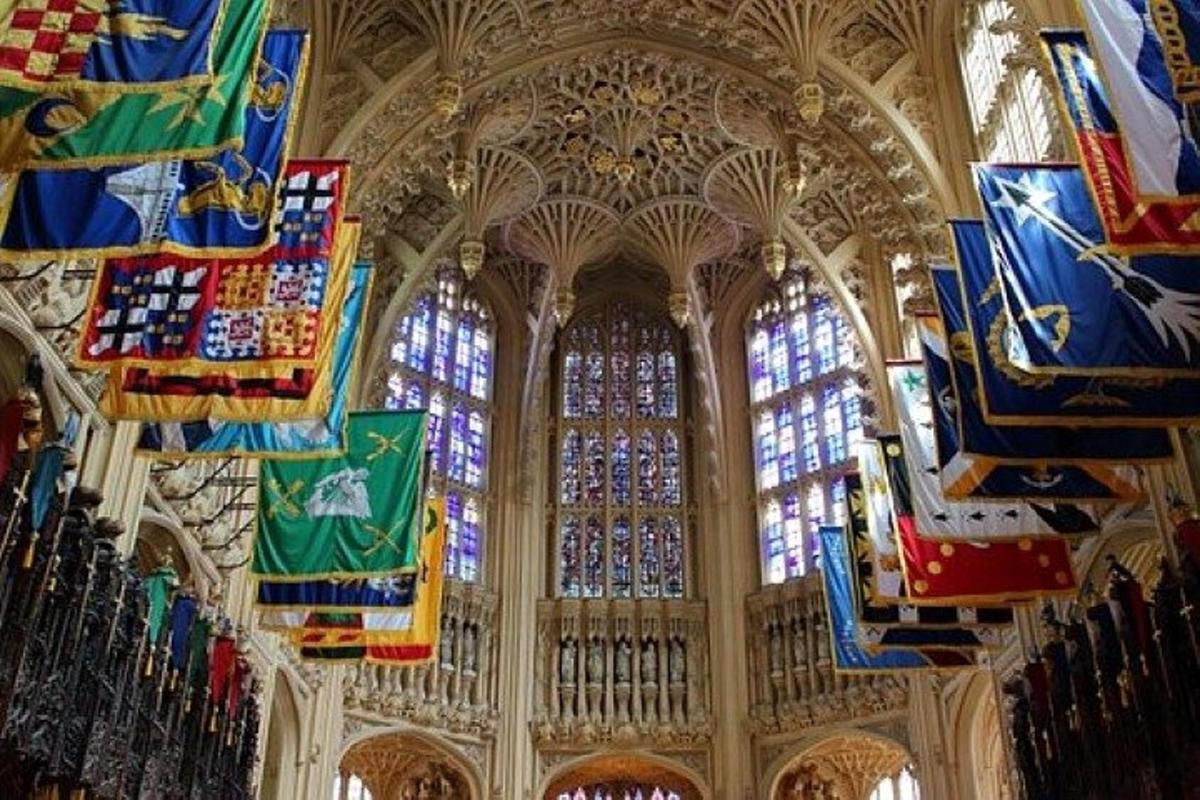 eine große Kathedrale mit Buntglasfenstern und Flaggen