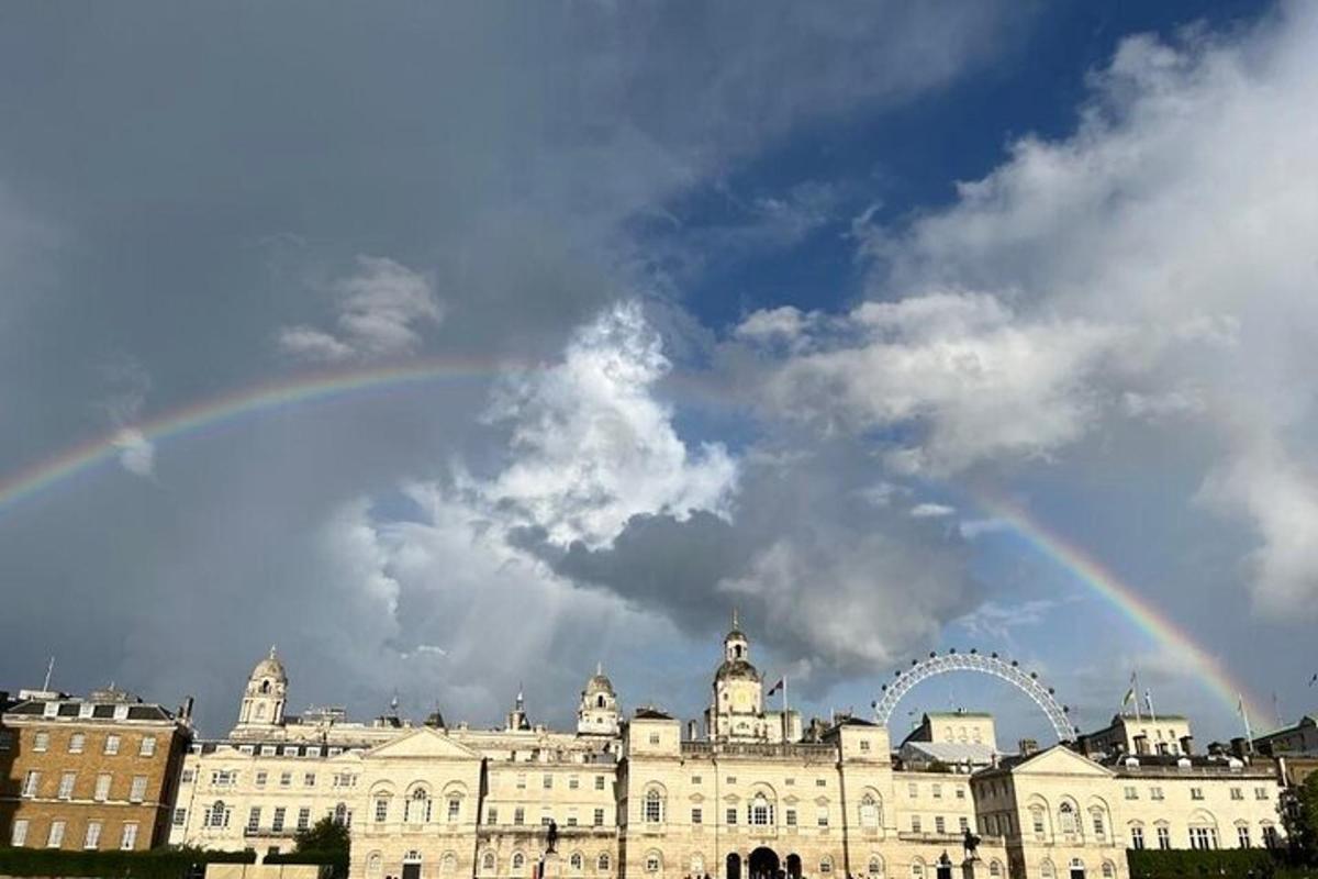 ein Regenbogen am Himmel über einem großen Gebäude