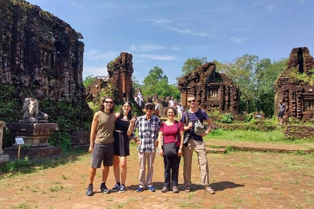un gruppo di persone in piedi davanti a un tempio