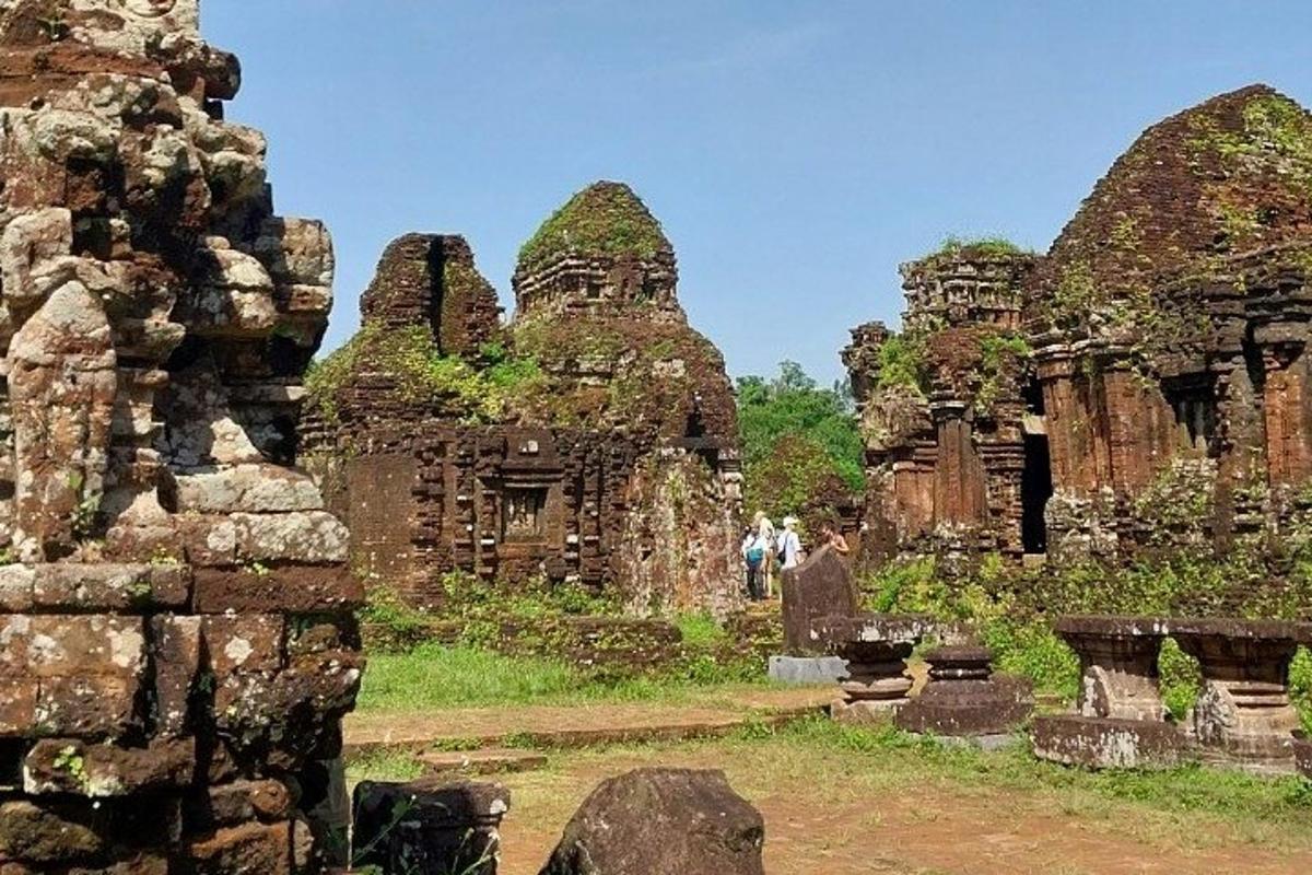 un gruppo di persone che camminano tra antiche rovine