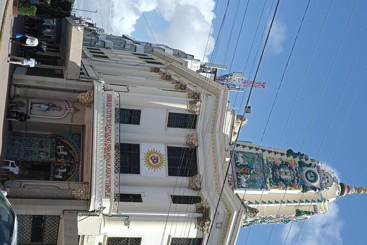 un edificio bianco con un sole dipinto sopra