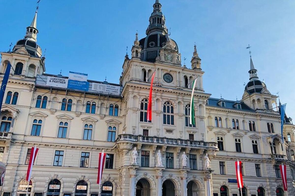 um grande edifício com bandeiras vermelhas na frente