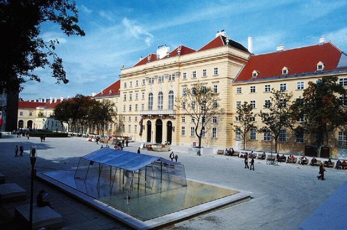 velika stavba z ljudmi, ki hodijo pred njo