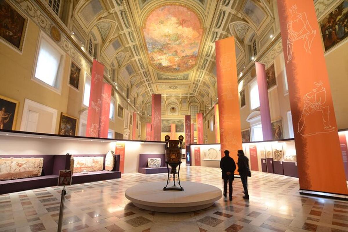 museum dengan patung di tengah ruangan