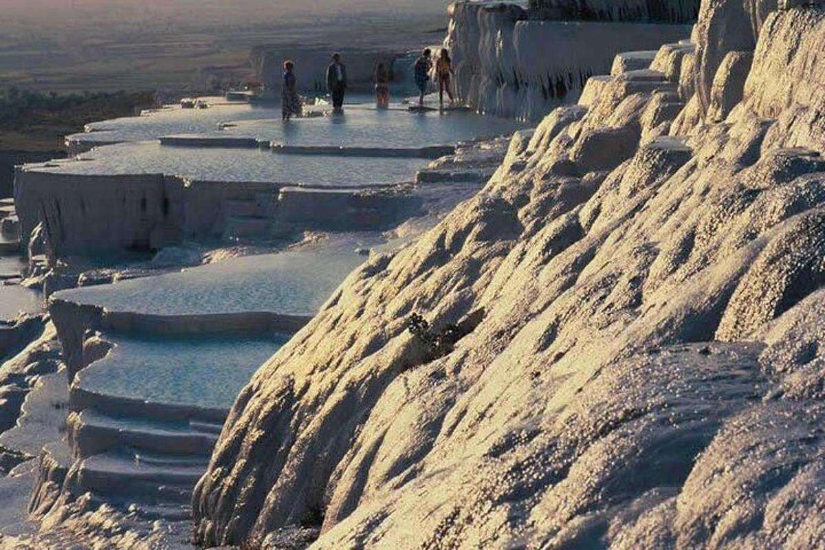 en gruppe mennesker som står på toppen av et snødekt fjell