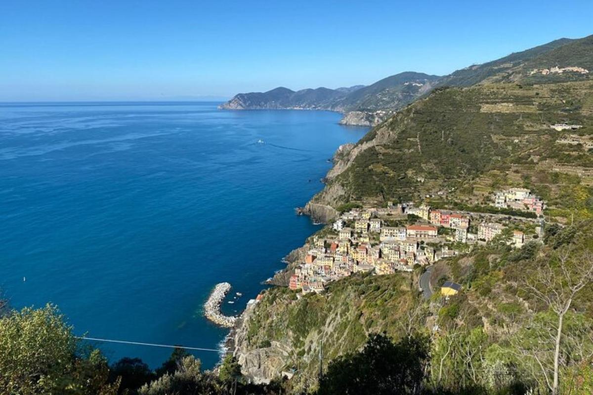 un pueblo en la ladera de una colina junto al océano