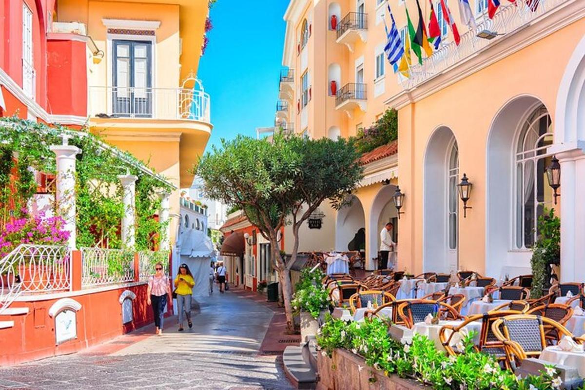una strada di una città con tavoli e sedie