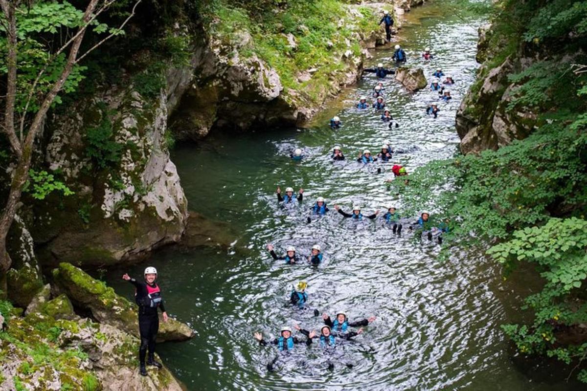skupina lidí plavajících v řece