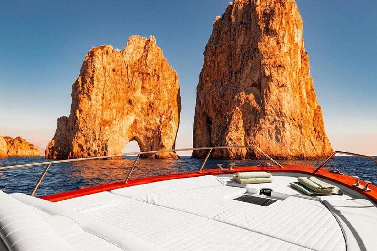una barca in acqua con due grandi rocce