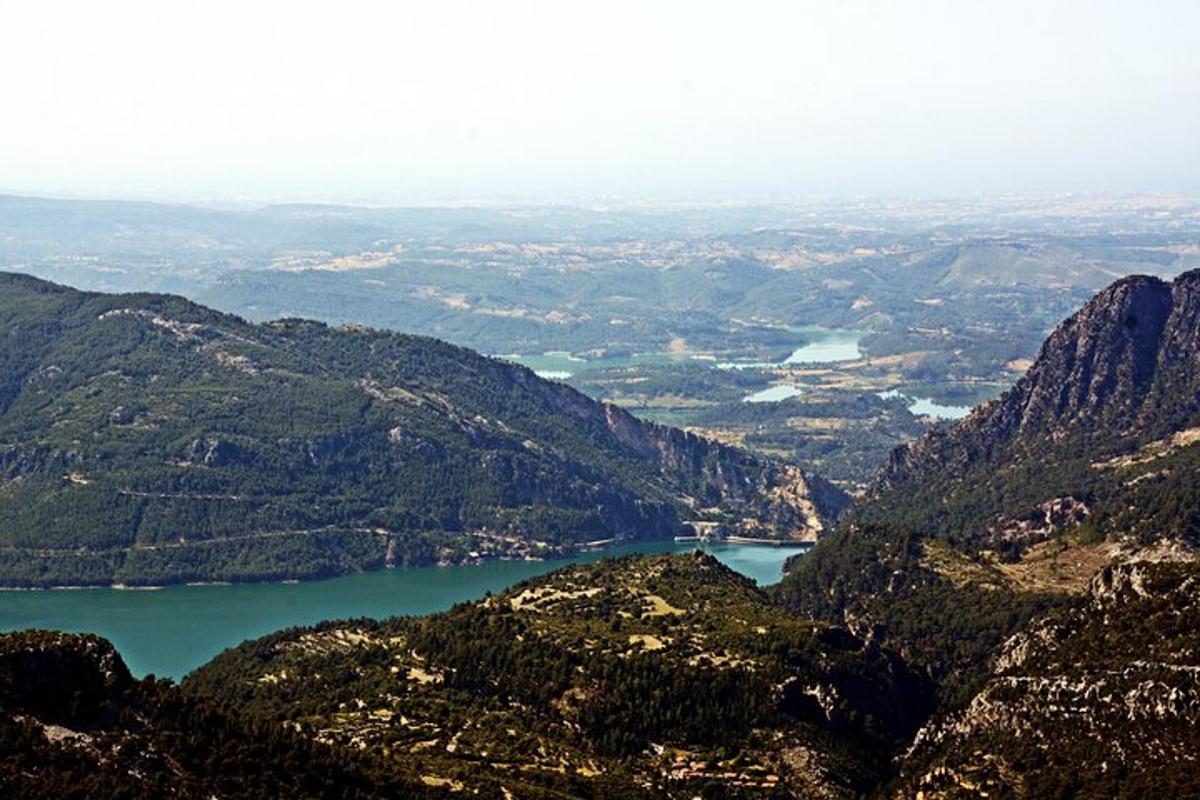 pohled na jezero v horách