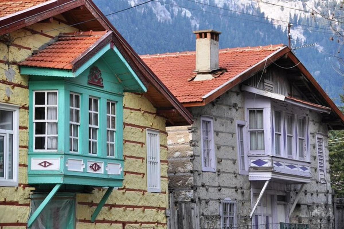 una casa vieja con techo rojo