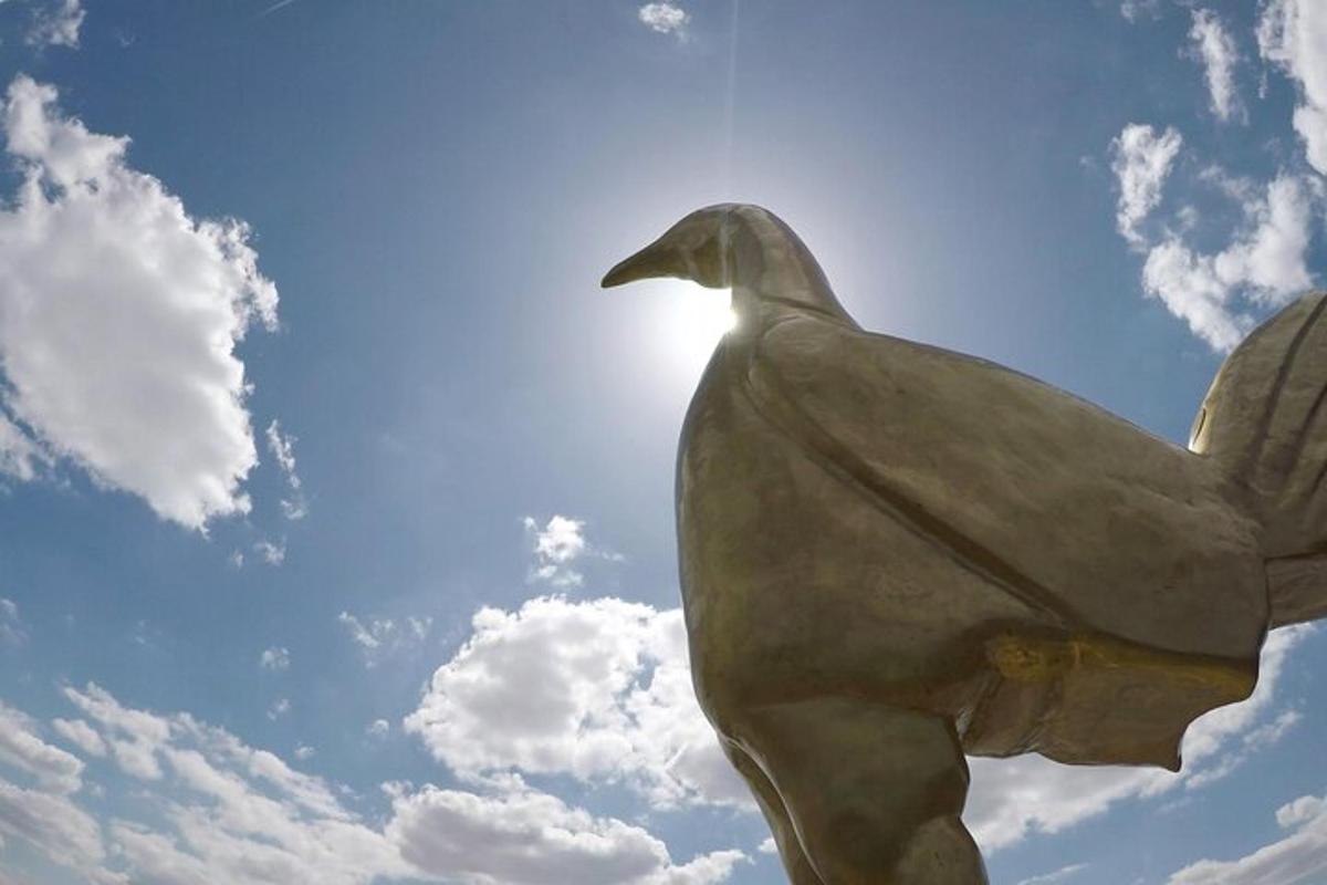 o statuie a unei rațe în fața cerului