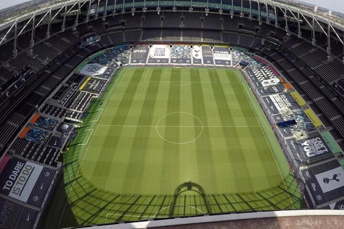o vedere de sus a unui teren de fotbal de pe un stadion