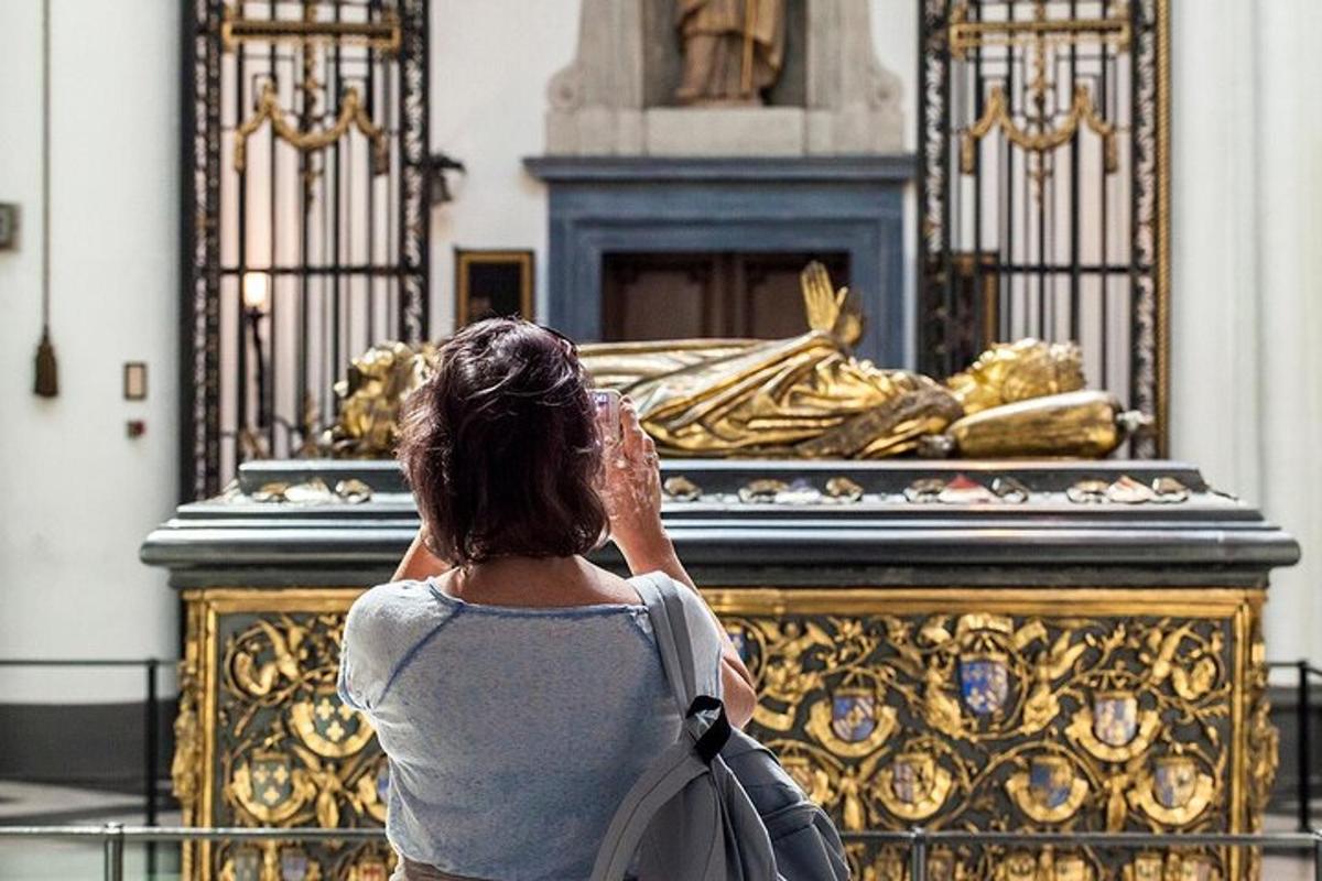 una donna che guarda una statua d'oro in un edificio