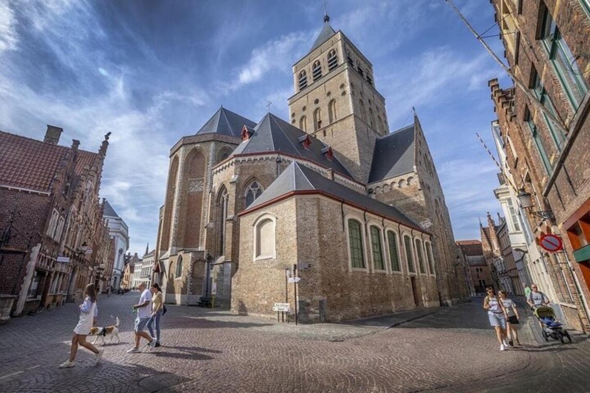 un gruppo di persone che camminano davanti a una chiesa